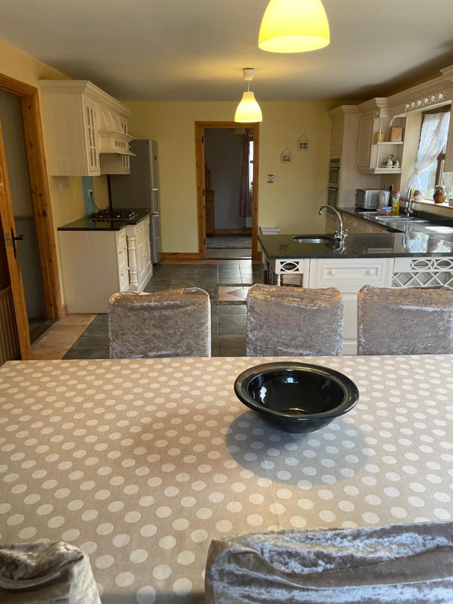Letterfrack Farm Cottage In Village On A Farm Beside Connemara National Park Eksteriør bilde